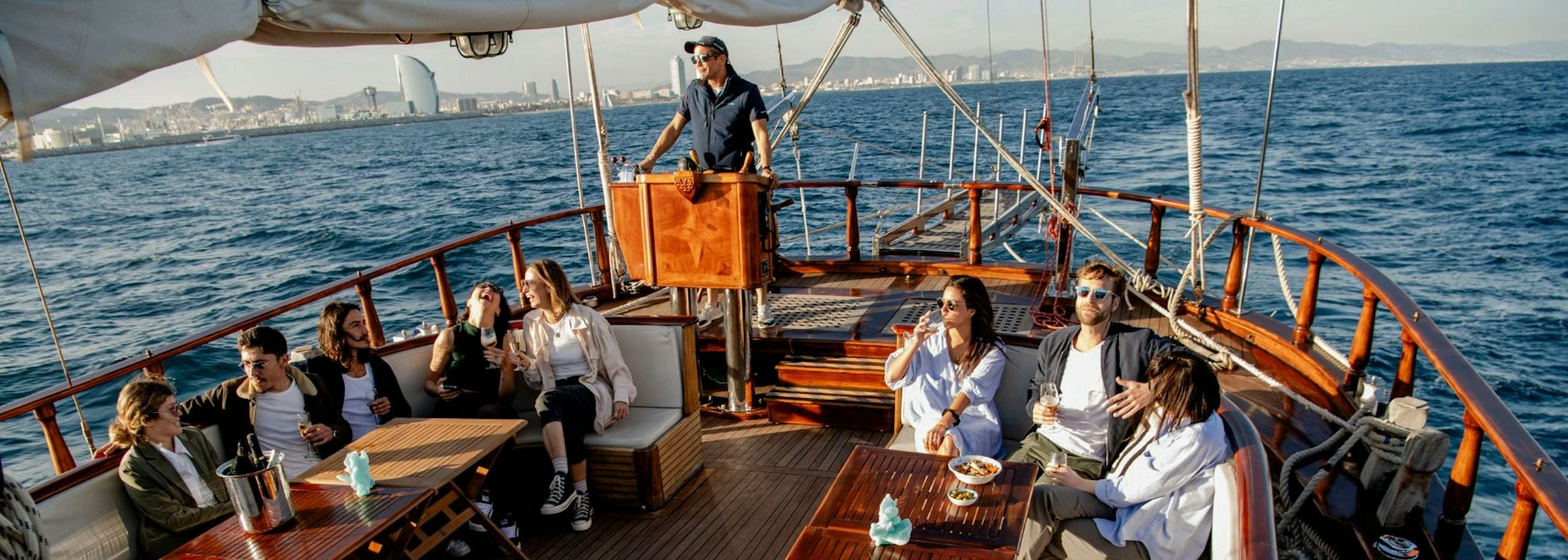 Show de música en vivo a bordo de un barco clásico de madera con opción al atardecer